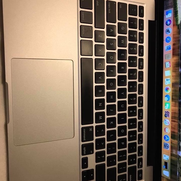 Apple MacBook Air - Picture 2 of 6